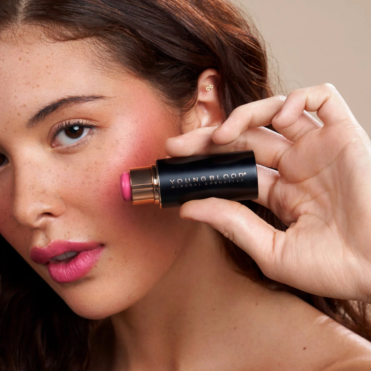 Youngblood VividLuxe Crème Blush Stick Mulberry - Кремові рум'яна-стік - фото №3 Youngblood VividLuxe Crème Blush Stick Mulberry - Кремові рум'яна-стік - фото №3